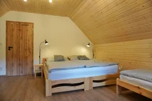 ložnice s dvojlůžkem a 3 lůžky