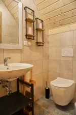 koupelna se sprchovým koutem, umyvadlem a WC