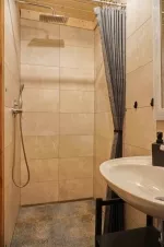 koupelna se sprchovým koutem, umyvadlem a WC
