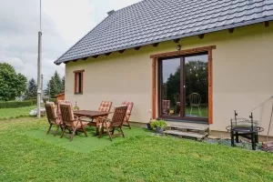 posezení na zahradě a přenosné ohniště s roštem