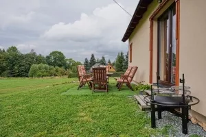 posezení na zahradě a přenosné ohniště s roštem