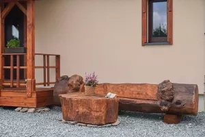 posezení před chalupou