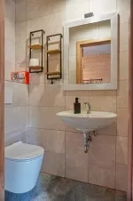 samostatné WC s umyvadlem