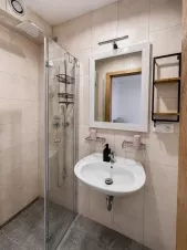 koupelna k ložnici (sprchový kout, umyvadlo, WC)