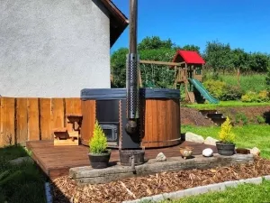 akrylátový koupací sud na dřevo s hydromasážním systémem pro max. 5 osob