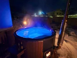 akrylátový koupací sud na dřevo s hydromasážním systémem pro max. 5 osob