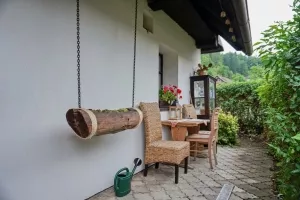 posezení před vchodem do chalupy