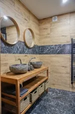 koupelna se sprchovým koutem, 2 umyvadly a WC