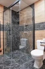 koupelna se sprchovým koutem, 2 umyvadly a WC
