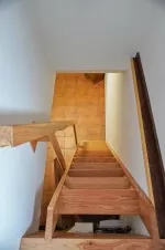 příkré schody do podkroví