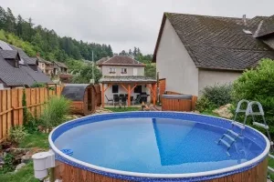 nadzemní bazén (Ø 3,6 m, hloubka 1,2 m, v provozu za teplého počasí)