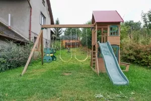 3 houpačky a skluzavka