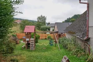 3 houpačky a skluzavka