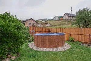nadzemní bazén (Ø 3,6 m, hloubka 1,2 m, v provozu za teplého počasí)