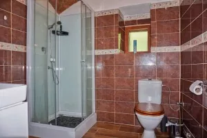 koupelna se sprchovým koutem, umyvadlem a WC (koupelna č. 2)