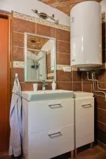koupelna se sprchovým koutem, umyvadlem a WC (koupelna č. 2)