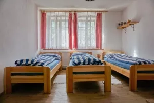 průchozí ložnice se 3 lůžky (ložnice č. 1)