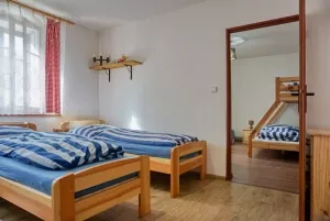 průchozí ložnice se 3 lůžky (ložnice č. 1)