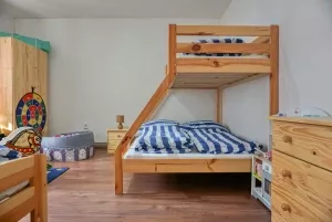 ložnice s lůžkem, patrovou postelí pro 3 osoby a dětským koutkem (ložnice č. 2)