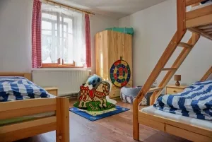 ložnice s lůžkem, patrovou postelí pro 3 osoby a dětským koutkem (ložnice č. 2)
