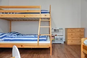ložnice s lůžkem, patrovou postelí pro 3 osoby a dětským koutkem (ložnice č. 2)