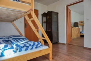 průchozí ložnice s patrovou postelí pro 3 osoby (ložnice č. 3)