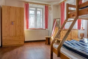 průchozí ložnice s patrovou postelí pro 3 osoby (ložnice č. 3)
