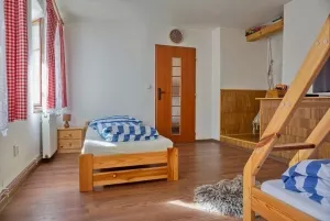 ložnice s lůžkem a patrovou postelí pro 3 osoby (ložnice č. 4)