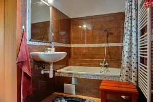 koupelna s vanou, umyvadlem a WC (koupelna č. 1)