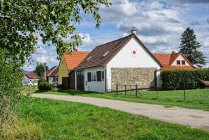 chalupa Nová Hlína se nachází na okraji obce přímo u cyklotrasy