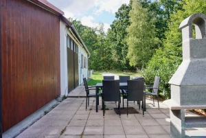 terasa se zahradním nábytkem, přenosným grilem a zahradním krbem