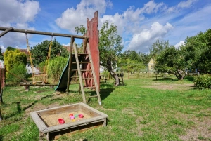 oplocená zahrada - pískoviště, houpačka, skluzavka