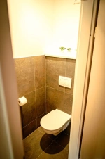 samostatné WC s umyvadlem