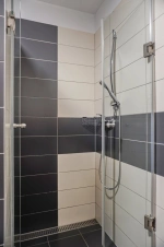 koupelna se sprchovým koutem, umyvadlem a WC