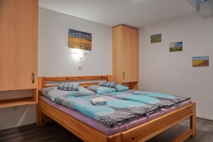 apartmán č. 2 - ložnice s dvojlůžkem, TV a klimatizační jednotkou 