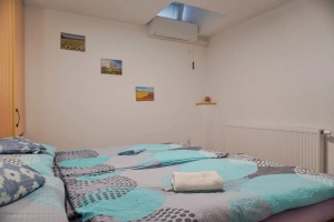 apartmán č. 2 - ložnice s dvojlůžkem, TV a klimatizační jednotkou 