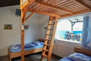 apartmán č. 3 - dvojlůžko, lůžko, podstropní 3-lůžková postel s žebříkem (určená primárně pro děti), TV a klimatizační jednotka