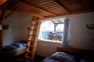 apartmán č. 3 - dvojlůžko, lůžko, podstropní 3-lůžková postel s žebříkem (určená primárně pro děti), TV a klimatizační jednotka