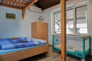 apartmán č. 3 - dvojlůžko, lůžko, podstropní 3-lůžková postel s žebříkem (určená primárně pro děti), TV a klimatizační jednotka