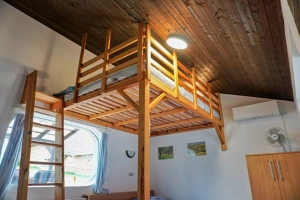apartmán č. 3 - dvojlůžko, lůžko, podstropní 3-lůžková postel s žebříkem (určená primárně pro děti), TV a klimatizační jednotka