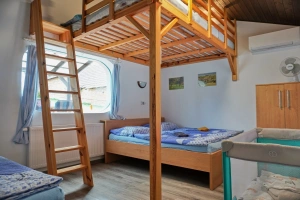 apartmán č. 3 - dvojlůžko, lůžko, podstropní 3-lůžková postel s žebříkem (určená primárně pro děti), TV a klimatizační jednotka