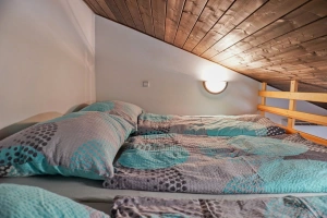 apartmán č. 3 - dvojlůžko, lůžko, podstropní 3-lůžková postel s žebříkem (určená primárně pro děti), TV a klimatizační jednotka