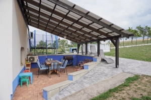 pergola se zahradním nábytkem a grilem