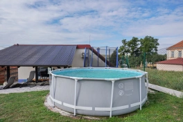 kruhový nadzemní bazén (Ø 3,6&nbsp;m, hloubka 0,9&nbsp;m, v&nbsp;provozu od&nbsp;15. 6. do&nbsp;15. 9.)