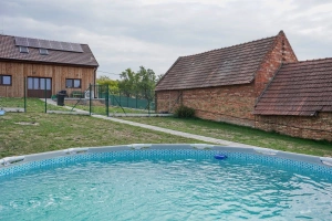 kruhový nadzemní bazén (Ø 3,6 m, hloubka 0,9 m, v provozu od 15. 6. do 15. 9.)