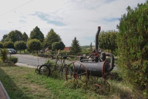parní stroj před chalupou