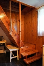 příkré schody do podkroví