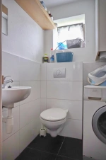 samostatné WC s umyvadlem a pračkou