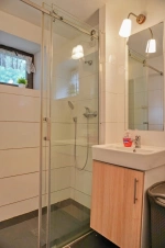 koupelna se sprchovým koutem, umyvadlem a WC