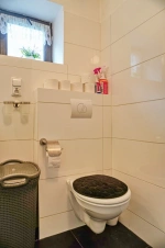 koupelna se sprchovým koutem, umyvadlem a WC
